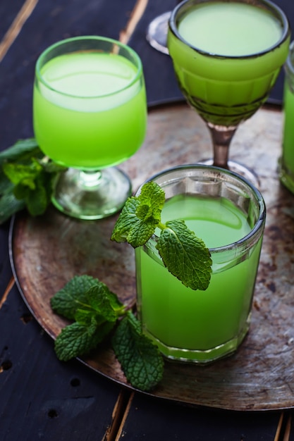 Bicchieri di bevanda verde alla menta