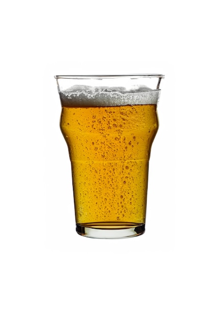 bicchieri di birra su sfondi bianchi