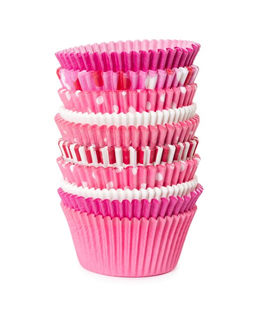 Bicchieri di carta rosa per cupcake isolati su sfondo bianco