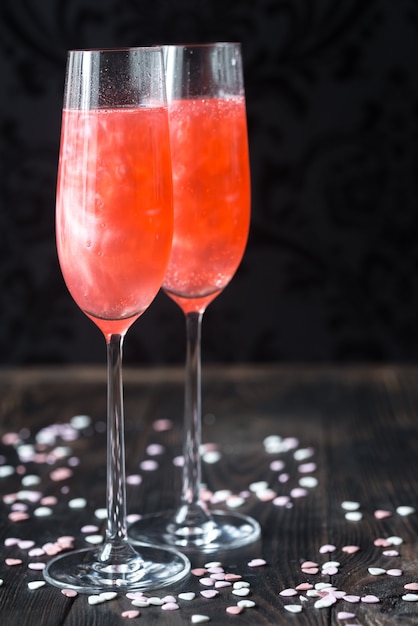 Bicchieri di champagne cocktail con cuori di caramelle