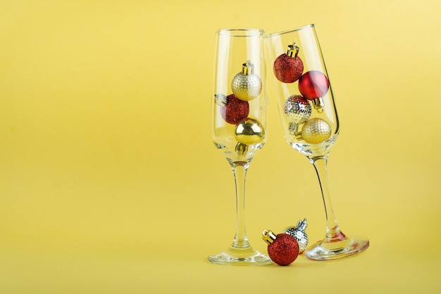 Bicchieri di champagne con addobbi natalizi