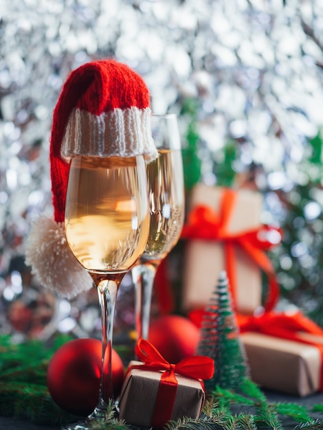 Bicchieri di champagne con cappelli di Babbo Natale