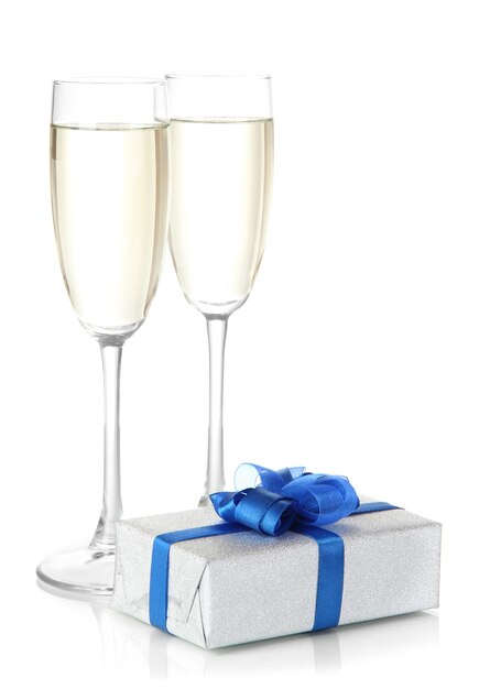 Bicchieri di champagne con confezione regalo isolato su bianco
