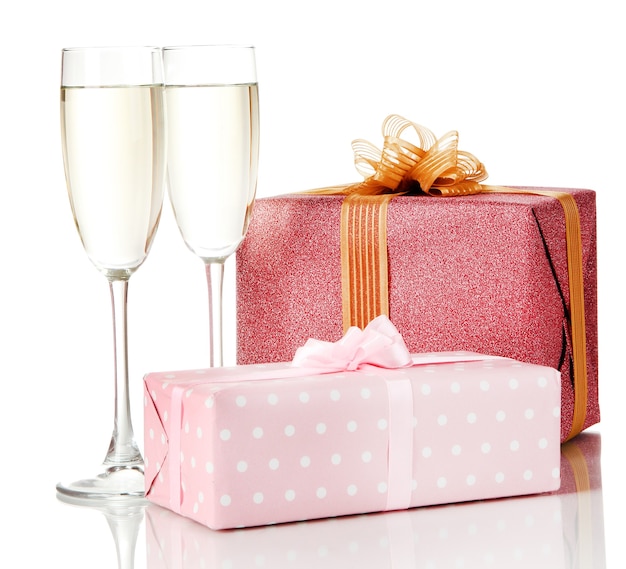 Bicchieri di champagne con scatole regalo isolate su bianco