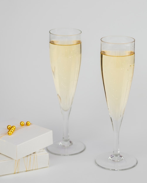 Bicchieri di champagne con scatole regalo