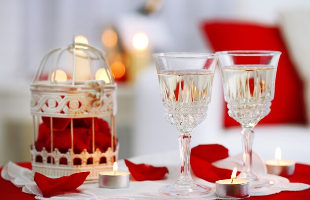 Bicchieri di champagne e petali di rosa per festeggiare San Valentino