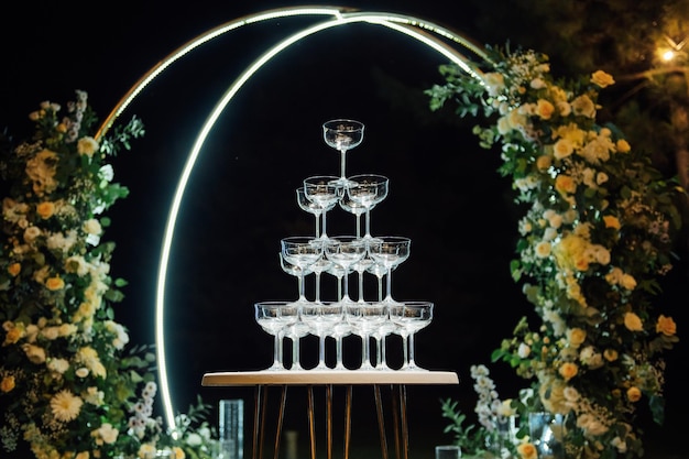 Bicchieri di champagne in piedi in una torre alla festa