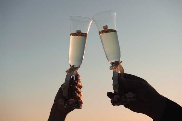 Bicchieri di champagne in riva al mare - decorazione di cerimonia di nozze