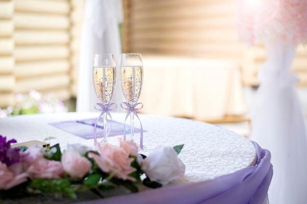 Bicchieri di champagne per matrimoni cerimonia di nozze che riuniscono gli sposi Mr e Mrs giovane famiglia felice giorno amore e per sempre insieme amore storyxA