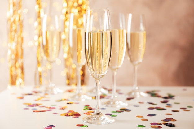 Bicchieri di champagne su spazio decorato, spazio per il testo