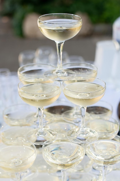 Bicchieri di champagne sul tavolo festivo che servono per la cerimonia nuziale