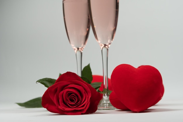 bicchieri di champagne una rosa e cuori il giorno di San Valentino