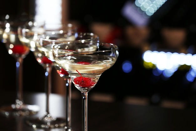 Bicchieri di cocktail su sfondo della barra