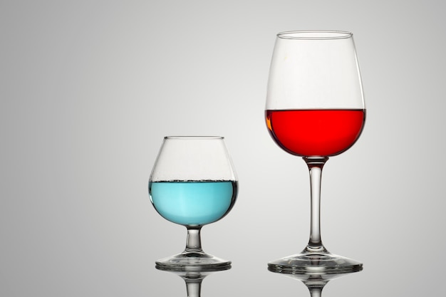 Bicchieri di cristallo con liquido o bevande rosso e blu