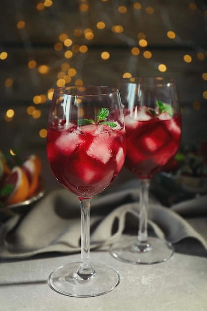 Bicchieri di delizioso vino spritz su sfondo di luci sfocate