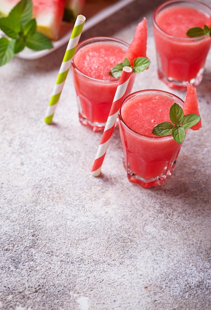 Bicchieri di frullato di anguria alla menta