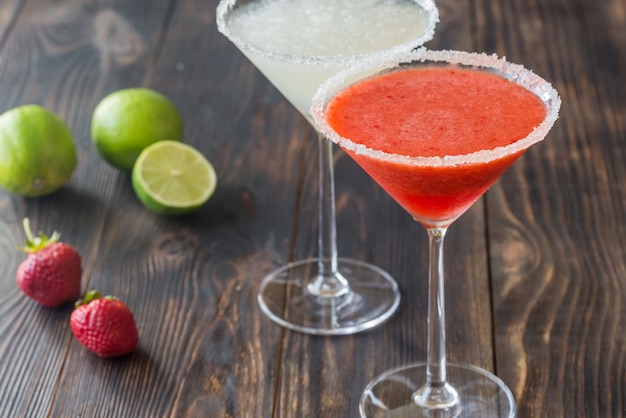 Bicchieri di lime e cocktail margarita alla fragola