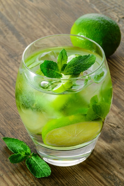 Bicchieri di limonata fresca con foglie di menta