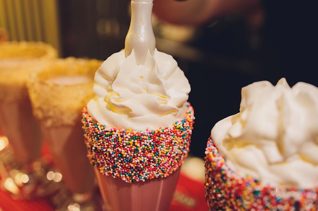 Bicchieri di milkshake frappe ice coffee e frullato con panna montata