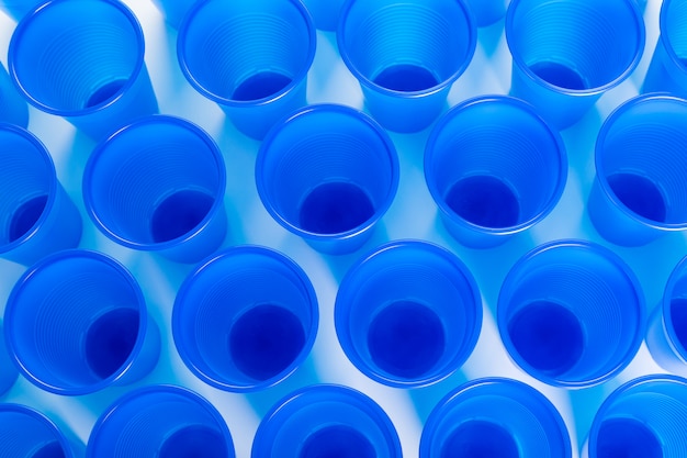 Bicchieri di plastica usa e getta blu