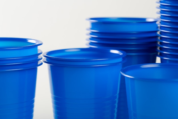 Bicchieri di plastica usa e getta blu