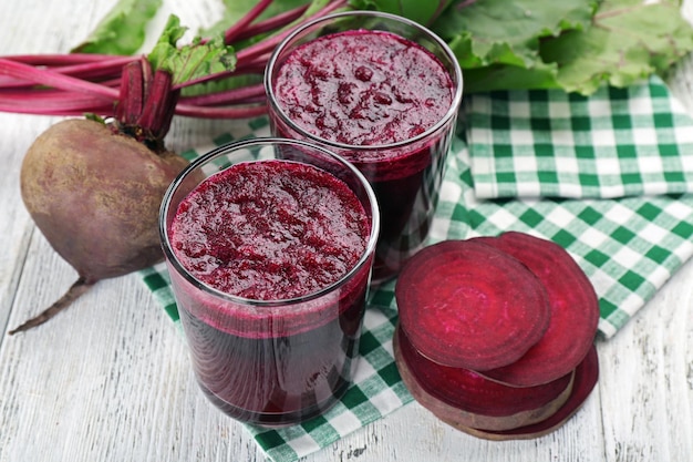 Bicchieri di succo di barbabietola con verdure sul tavolo da vicino