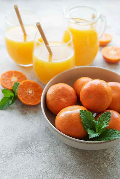 Bicchieri di succo di mandarino d'arancia fresco