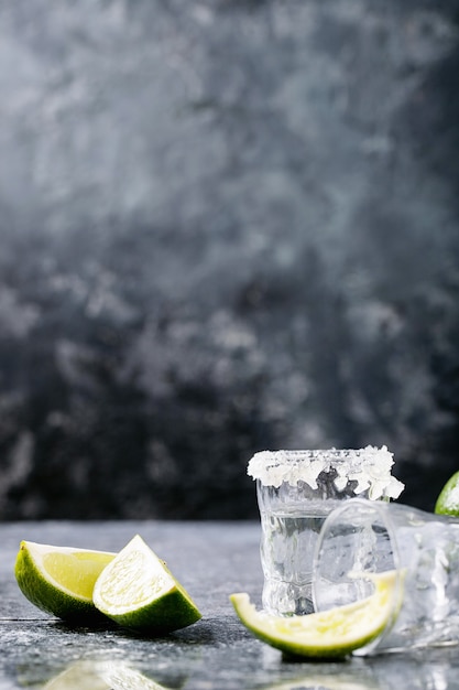 Bicchieri di tequila con lime sul tavolo