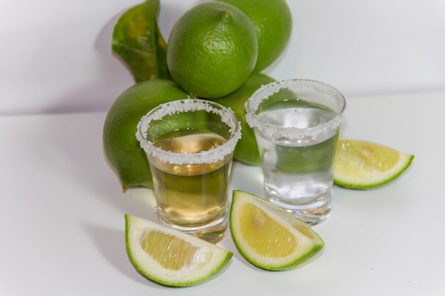 bicchieri di tequila e limone