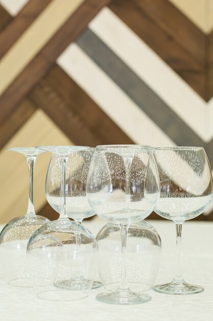 Bicchieri di vetro con bevande in piedi su un tavolo