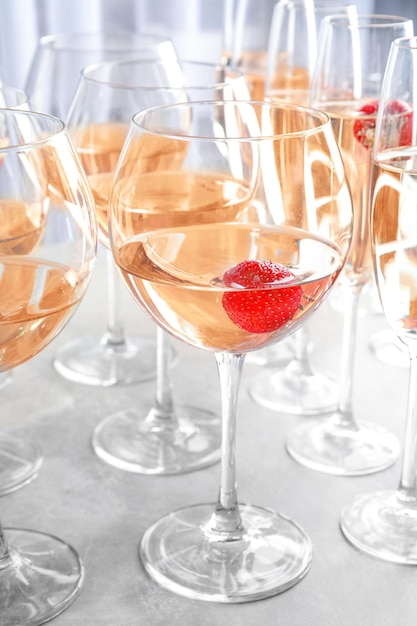 Bicchieri di vino delizioso con fragola sul tavolo