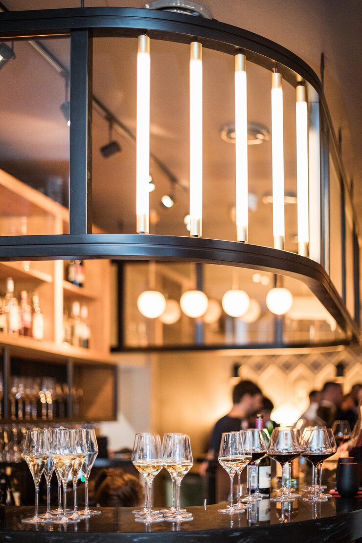 Foto bicchieri di vino nel ristorante loft luce calda