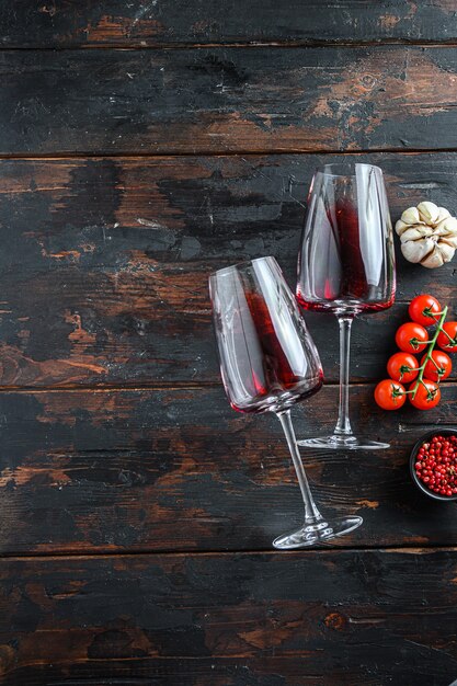 Bicchieri di vino rosso con bottiglia con ingredienti