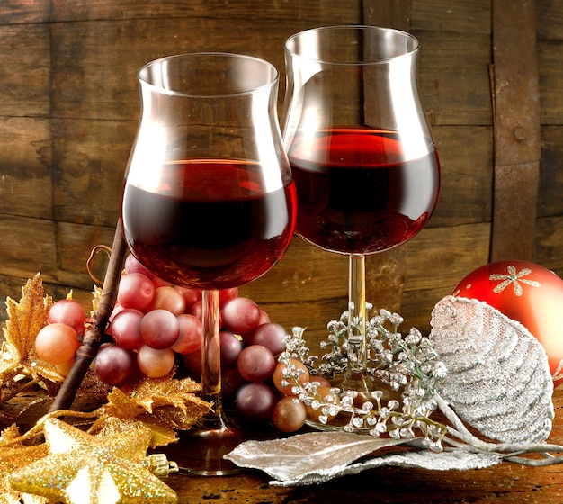 bicchieri di vino rosso tema natalizio