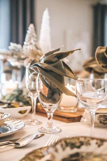 Bicchieri di vino sulla tavola Foto