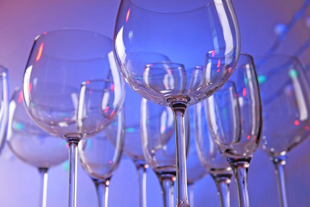 Bicchieri di vino vuoti su sfondo colorato
