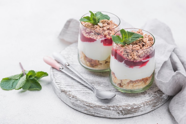 Bicchieri di yogurt con cereali e menta