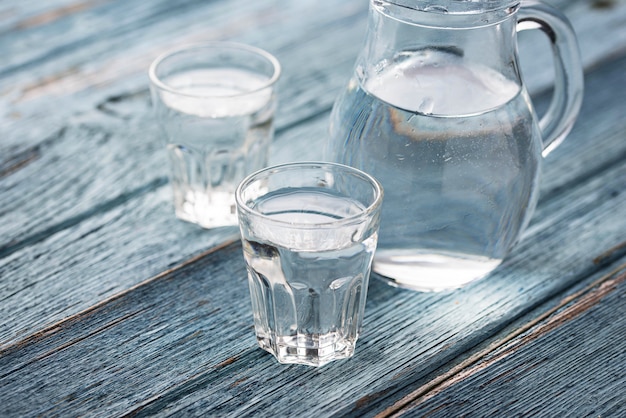 Bicchieri e brocca di acqua fredda