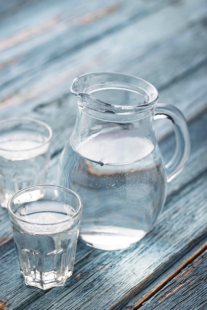 Bicchieri e brocca di acqua fredda