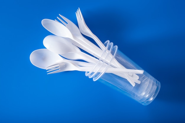 Bicchieri, forchette, cucchiai di plastica monouso. concetto di riciclaggio della plastica, rifiuti di plastica