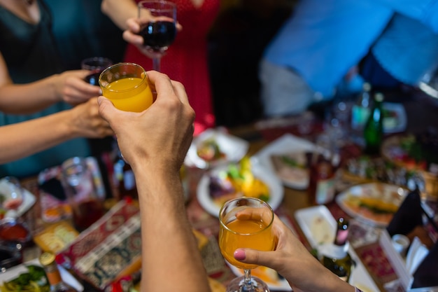 Bicchieri tintinnanti con alcol e brindisi