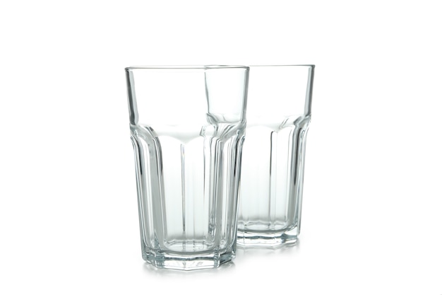 Bicchieri vuoti per bevande isolati su sfondo bianco