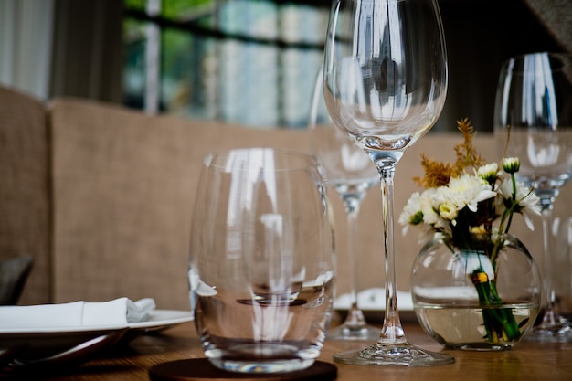 Bicchieri vuoti vino nel ristorante, acqua di vetro, vetro della campagna