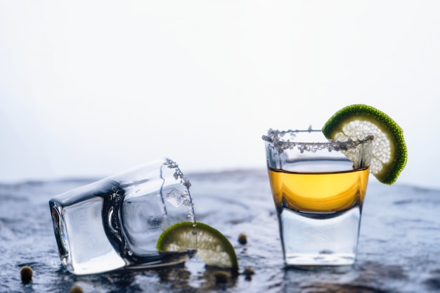 Bicchierini di tequila con sale e lime