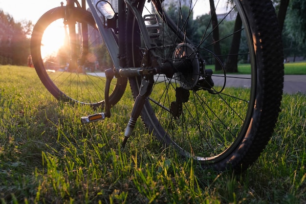 Bici da primo piano in un parco cittadino al tramonto Concetto di stile di vita attivo