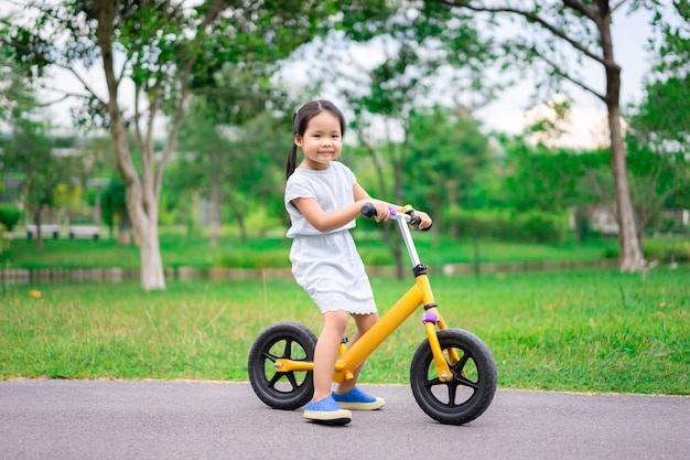 Bici dell&#39;equilibrio di guida della bambina nel parco