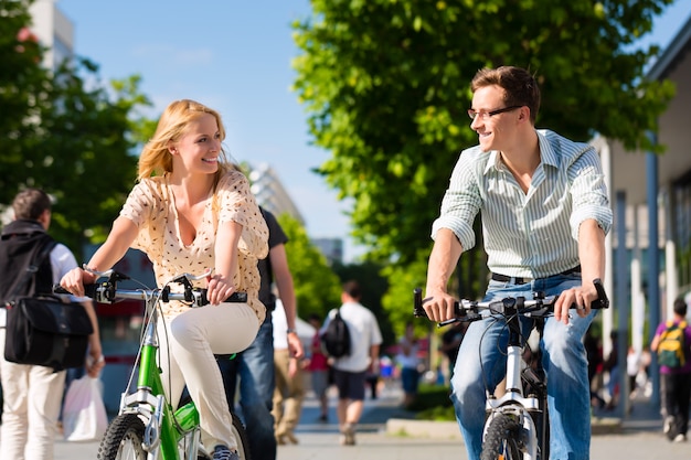 Bici di guida delle coppie urbane nel tempo libero in città