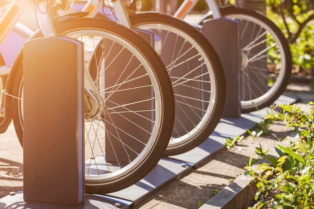 Bici elettriche sulla stazione di ricarica Primo piano in Germania. Servizio Noleggio Biciclette. bici elettrica o e-bike