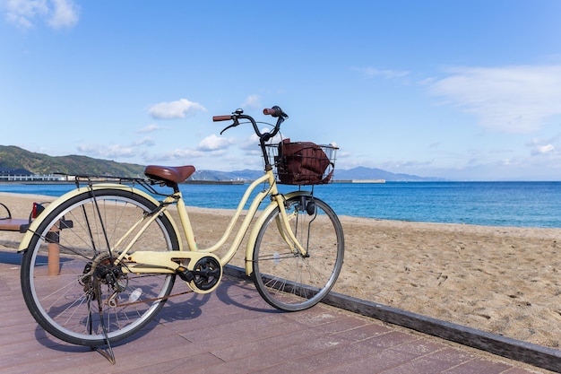 Bici in riva al mare con il sole