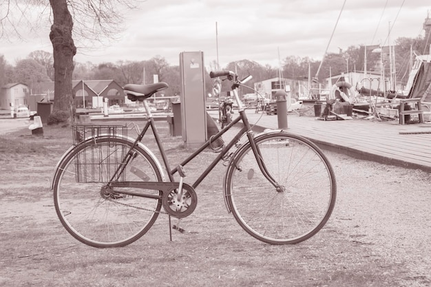 Bici sull'isola di Skeppsholmen, Stoccolma, Svezia in tonalità seppia bianco e nero